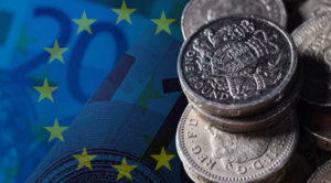 El euro se debilita frente a un dólar fortalecido; foco en PMI y decisión del BCE